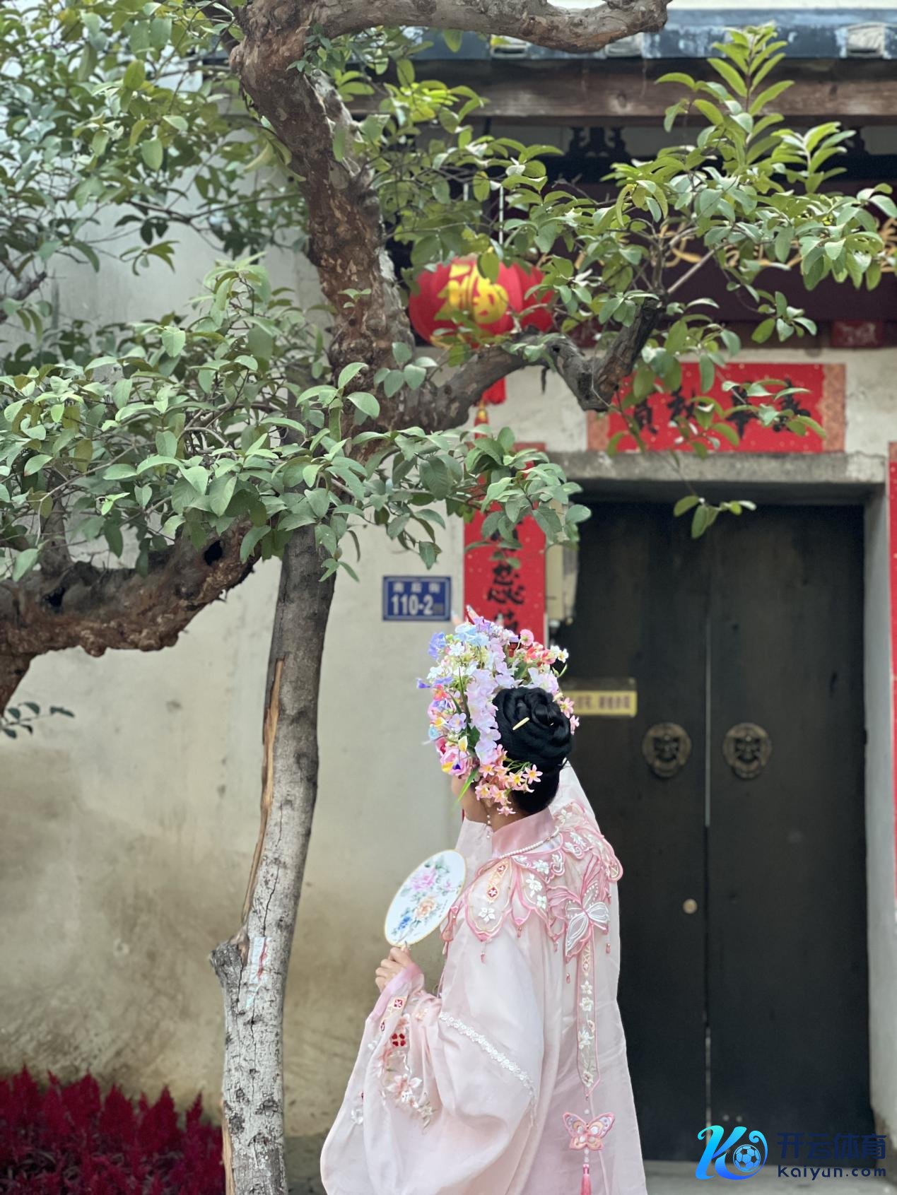 福建泉州，头戴簪花的旅客正拍照眷恋。东说念主民网 欧阳易佳摄